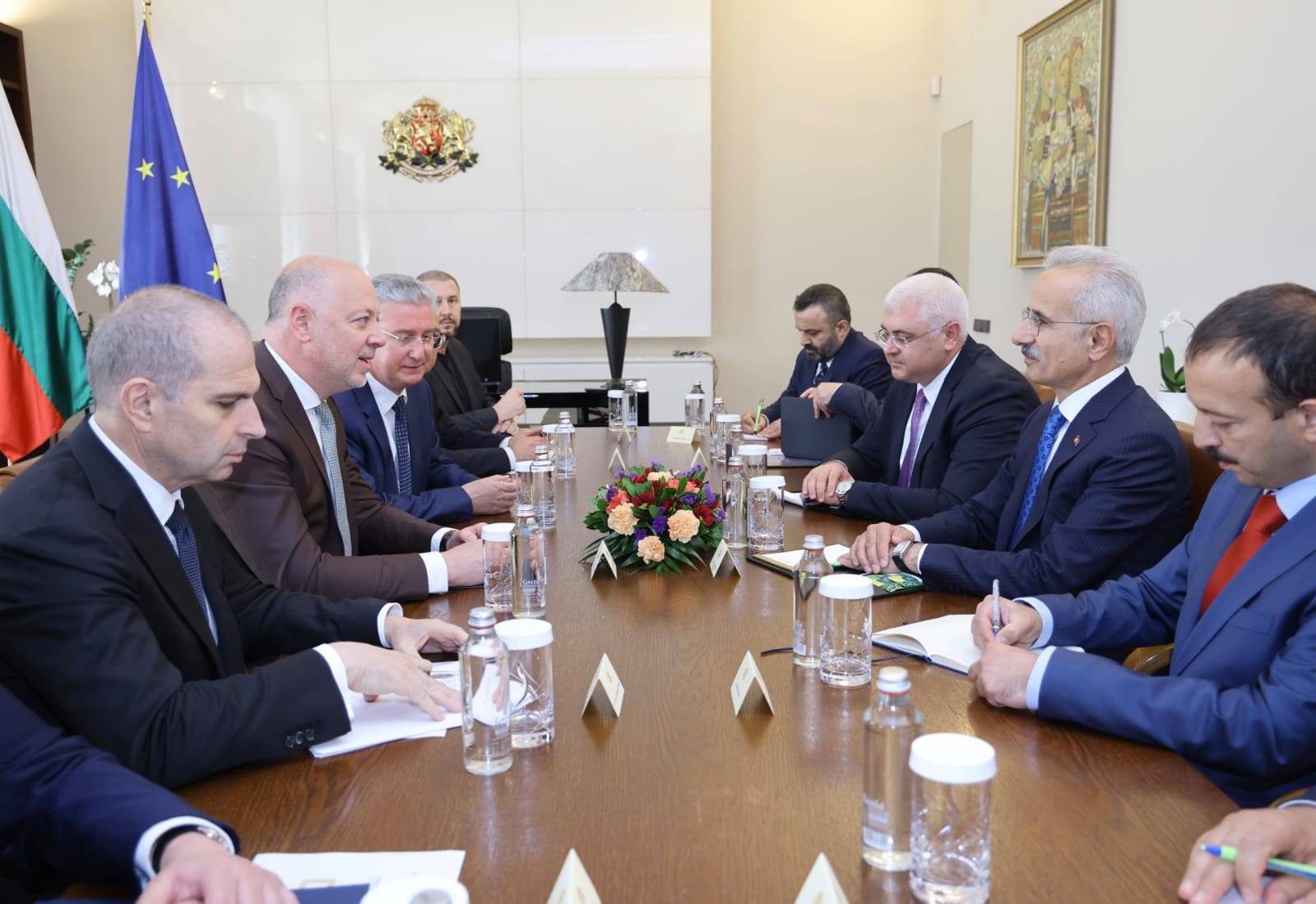  Министър-председателят Росен Желязков, вицепремиерът Гроздан Караджов (първият вляво) и министърът на превоза и инфраструктурата на Турция Абдулкадир Уралоглу 